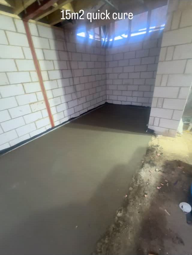 Quick-cure screed, block-built room