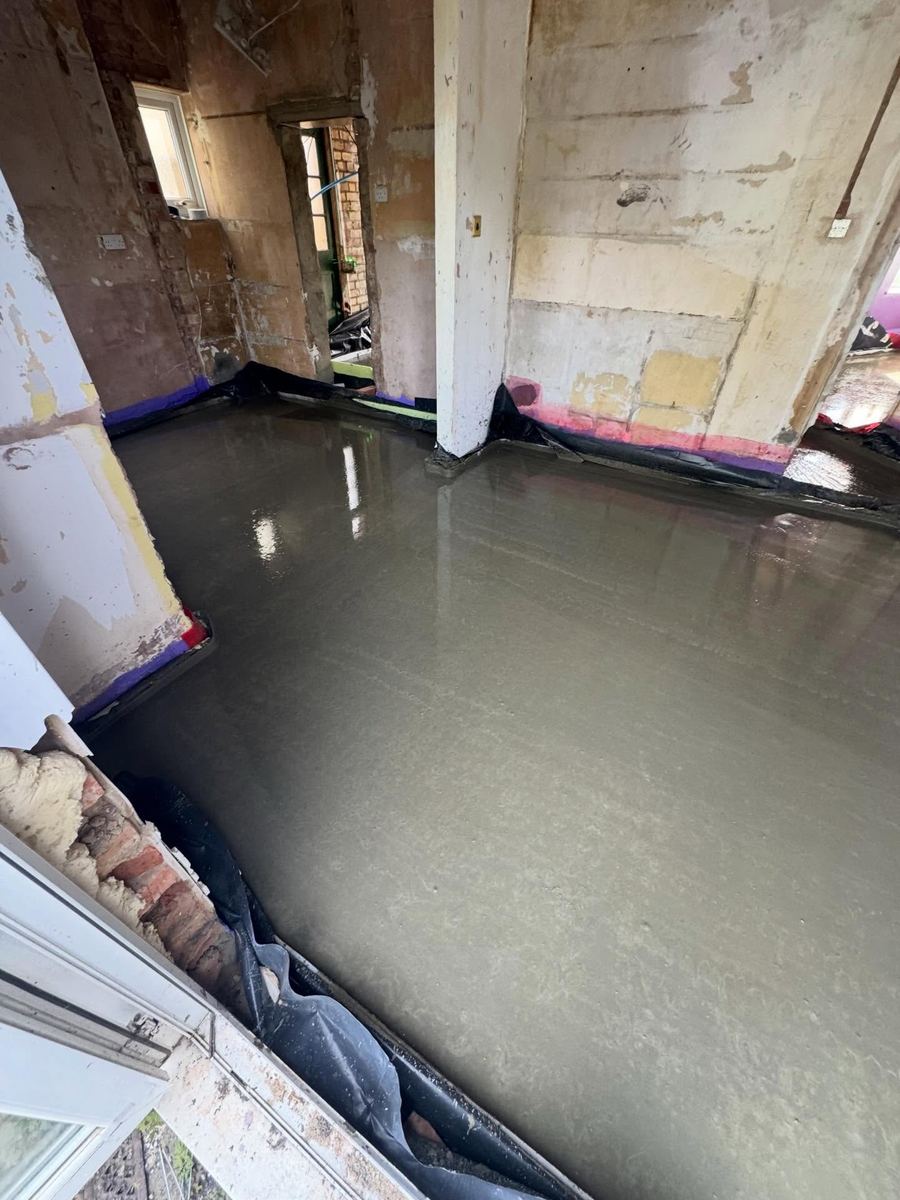 Liquid screed, stripped-back renovation