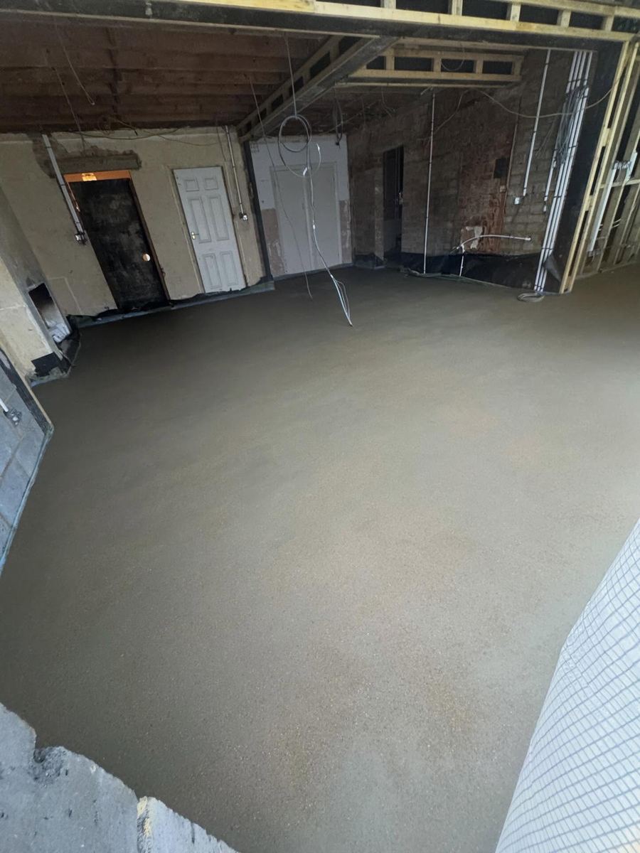 Floor screed, stripped-back renovation